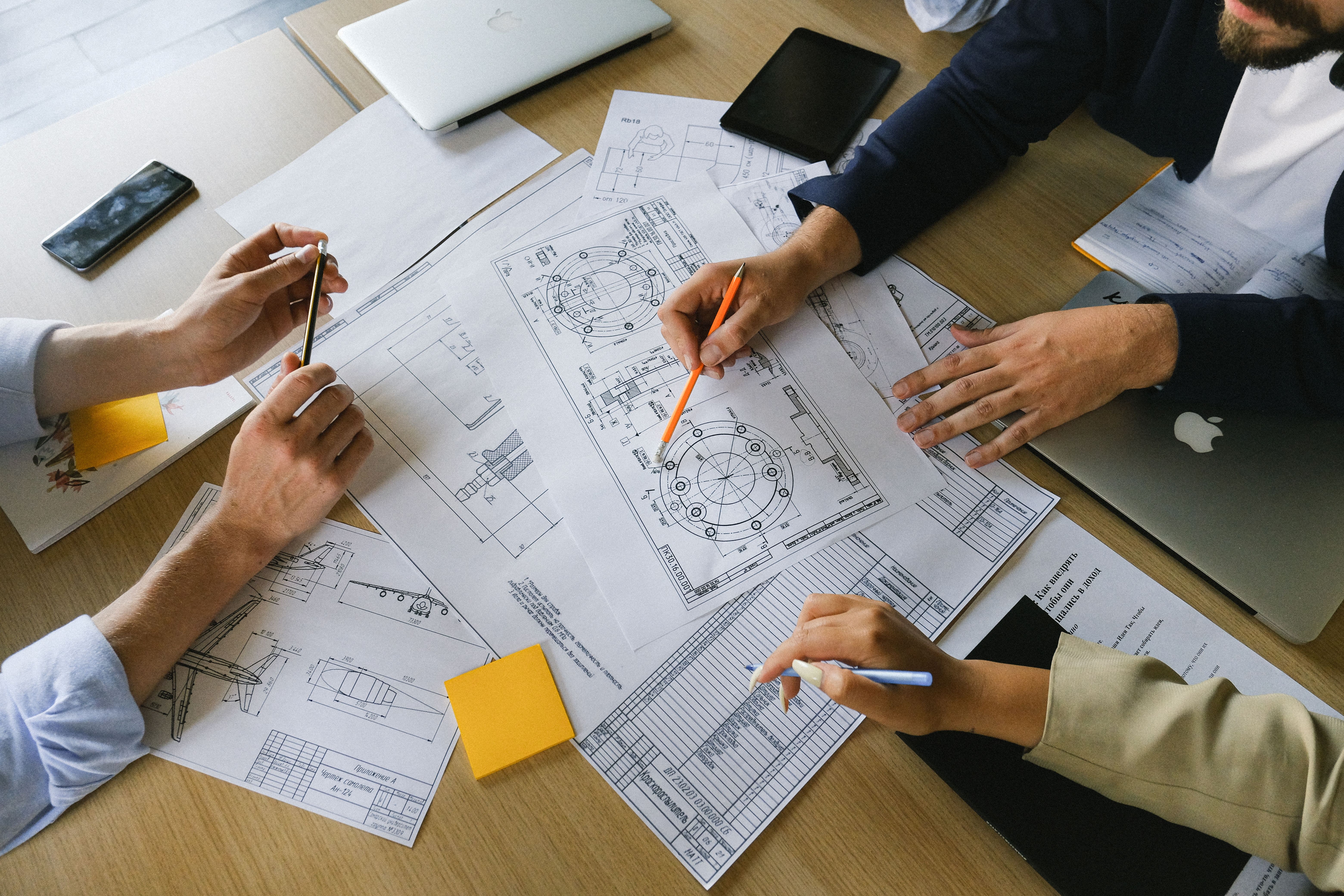 Equipo técnico de SEIGOL revisando planos de ingeniería en sitio
